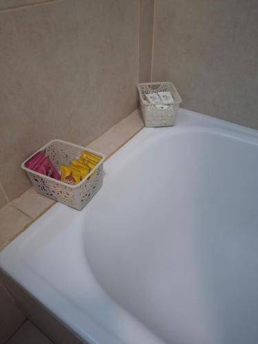 two baskets sitting on top of a bath tub at Excellent Monoambiente in Santos Lugares