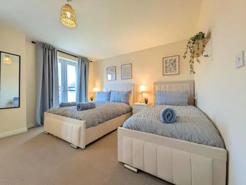 Spacious 4BR Home Near Central Liverpool Parking photo 1
