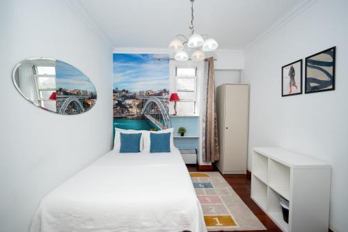 Spacious 3-Bedroom 3 double bed 1 sofa bed 2 bathroom Apartment with Open Terrace in Central Lisbon