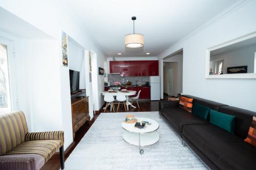 Spacious 3-Bedroom 3 double bed 1 sofa bed 2 bathroom Apartment with Open Terrace in Central Lisbon