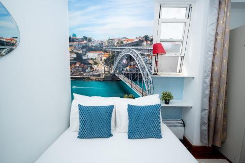 Spacious 3-Bedroom 3 double bed 1 sofa bed 2 bathroom Apartment with Open Terrace in Central Lisbon