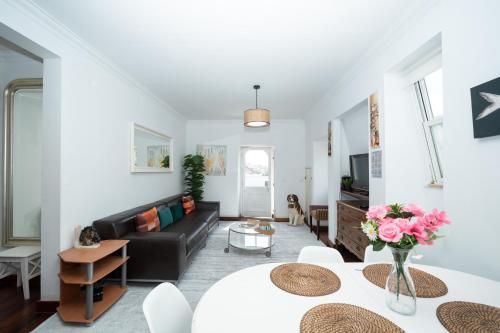 Spacious 3-Bedroom 3 double bed 1 sofa bed 2 bathroom Apartment with Open Terrace in Central Lisbon