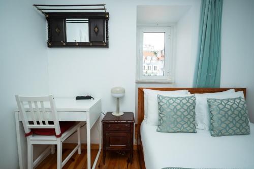 2-Bedroom 2 double bed 1 sofa bed Apartment with Open Terrace in Central Lisbon