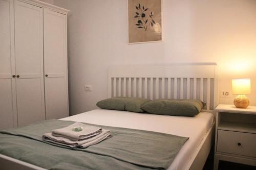 Apartments with parking space Makarska - 25390