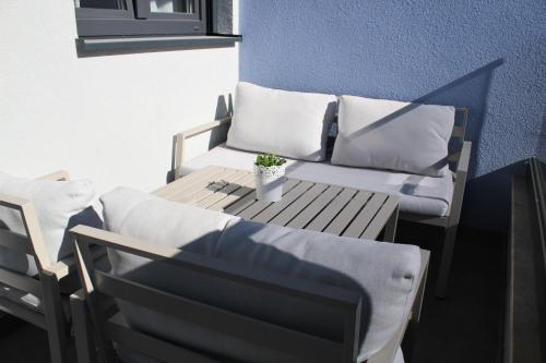Apartments with parking space Makarska - 25390