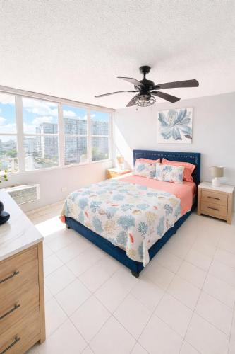 เตียงในห้องที่ Seaside Serenity