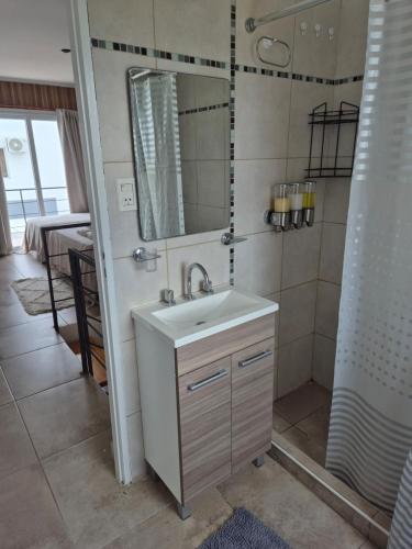 a bathroom with a sink and a shower at ByF apart duplex excepcional en complejo Amaiur DPTO N5 Av Alem Norte in Federación