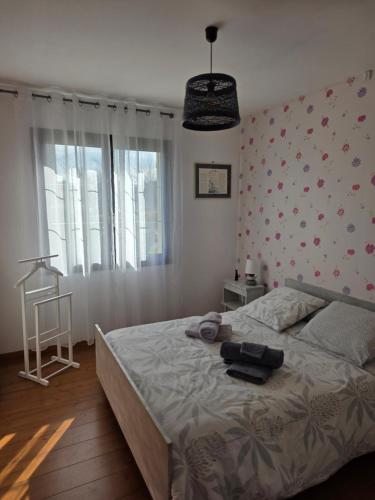 a bedroom with a large bed and a window at Villa Marie in Graignes
