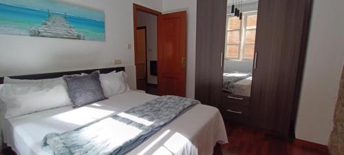 a bedroom with a large white bed in a room at Apartamento en Avilés Céntrico & Parking in Avilés