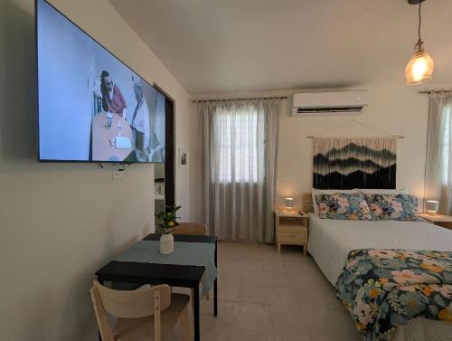 Explorers Fortuna Studio tesisinde bir odada yatak veya yataklar