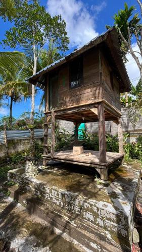 a tree house sitting on top of a rock at Nostalgia Camping Home in Selemadeg
