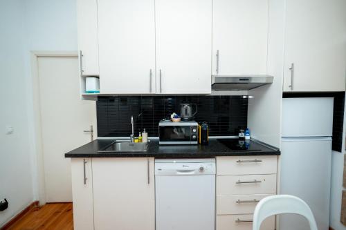Spacious 3-Bedroom 3 Doblebed 1 sofabed 2 bathroom Triplex Apartment with Terrace in Central Lisbon