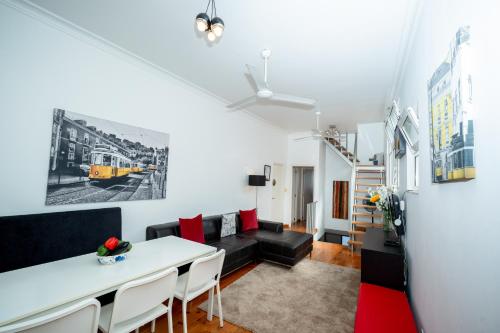 Spacious 3-Bedroom 3 Doblebed 1 sofabed 2 bathroom Triplex Apartment with Terrace in Central Lisbon