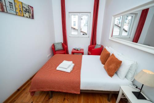 Spacious 3-Bedroom 3 Doblebed 1 sofabed 2 bathroom Triplex Apartment with Terrace in Central Lisbon