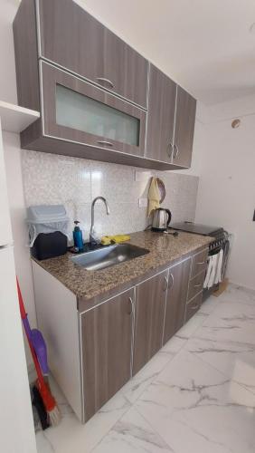a kitchen with a sink and a counter top at Arena Studio Mar de Ajó in Mar de Ajó