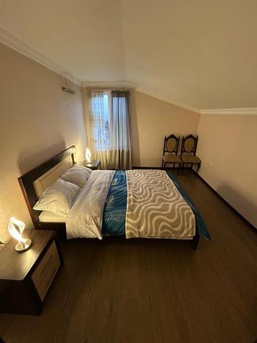 ein Schlafzimmer mit einem großen Bett und einem Fenster in der Unterkunft Lellia in Martvili