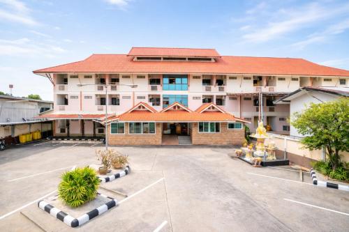 an empty parking lot in front of a building at Chatsuree Mansion in Ubon Ratchathani