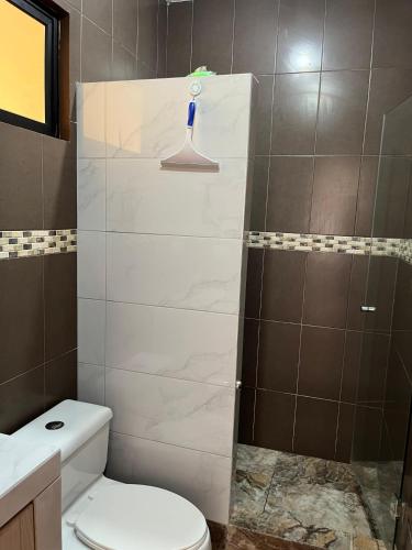 a bathroom with a toilet and a shower at no está activo in Salinas