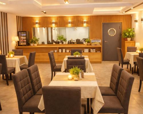 Hotel Amber tesisinde bir restoran veya yemek mekanı