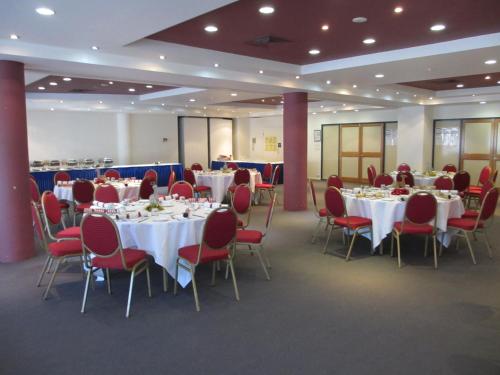 Un restaurante o sitio para comer en Springwood Tower Apartment Hotel