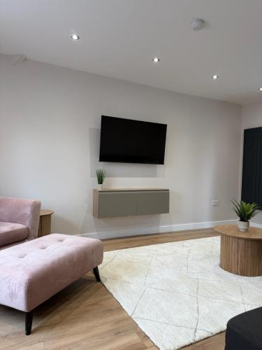 a living room with a flat screen tv on a wall at Middleton Mews- 3BR- Wollaton Park-Hospital & Uni in Nottingham