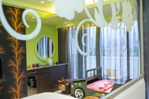 a childs bedroom with a toy car in the window at Diudiu Dang Paternity B&B in Dongshan