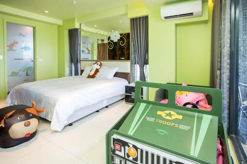 a childrens bedroom with a bed with a cow on it at Diudiu Dang Paternity B&B in Dongshan