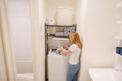 303Room,5-Minute Walk to Oshiage ,Private One-Bedroom Unit ,Near Tokyo Skytree ,Fully Equipped Kitchen & Bathroom ,Separate Wet and Dry Areas