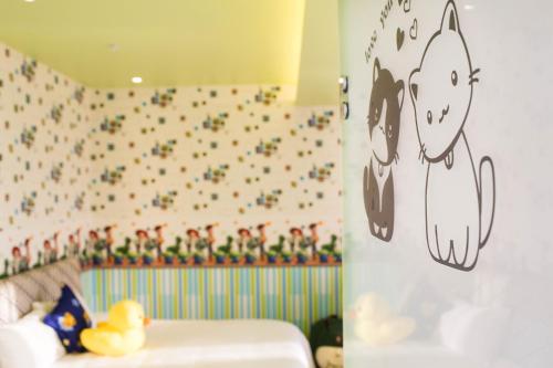 a room with a wall with a cartoon dog on it at Diudiu Dang Paternity B&B in Dongshan