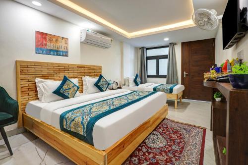 a bedroom with two beds in a room at Hotel Ashram View With Luxury Near Nizamuddin Railway Station in New Delhi