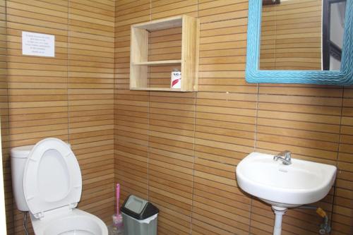 A bathroom at Mini Tiga Homestay