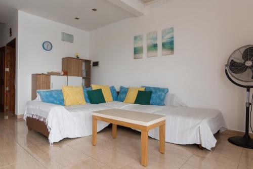 Postel nebo postele na pokoji v ubytování SeaFront Apartment Marsascala