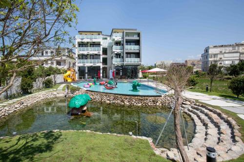 a water park with a pool in a city at Diudiu Dang Paternity B&B in Dongshan