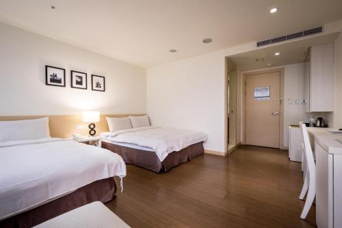 מיטה או מיטות בחדר ב-Wemeet Hotel Taipei