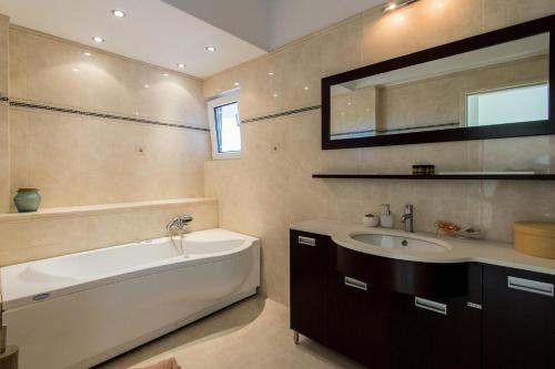 A bathroom at Infinity Villa with Pool, BBQ and Ping-Pong Table, 1km from the beach