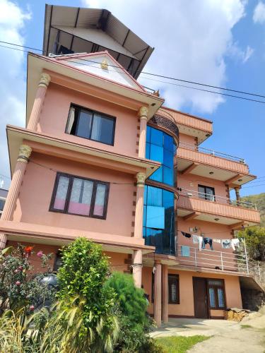 un edificio rosa con una finestra di Silwal Home a Kathmandu