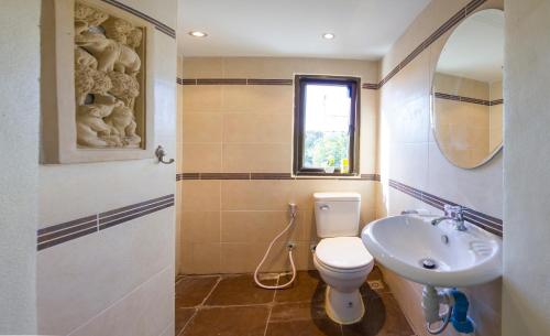 a bathroom with a toilet and a sink at RATANA VILLA - PATTAYA HOLIDAY HOUSE WALKING STREET 7 bedrooms in Pattaya South