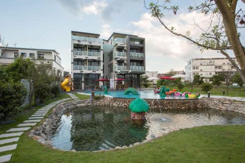 un parque acuático con piscina y parque infantil en Diudiu Dang Paternity B&B en Dongshan