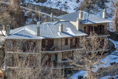 una vista aérea de una casa en la nieve en Archontiko Velousi, en Athamanía