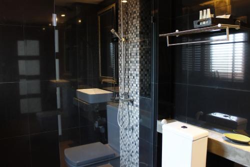 Bilik mandi di Nordwind Hotel