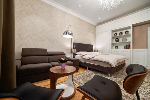 Bishop Apartments في برنو: غرفة معيشة مع أريكة وسرير