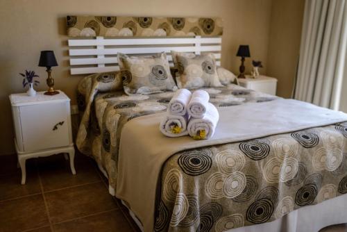 a bedroom with a bed with towels on it at Radazul Apart de Mar & Campo in Chapadmalal