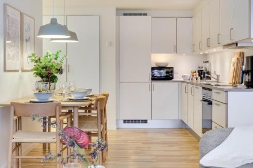 a kitchen and dining room with a table and chairs at Fantastisk bolig midt i Odense C in Odense