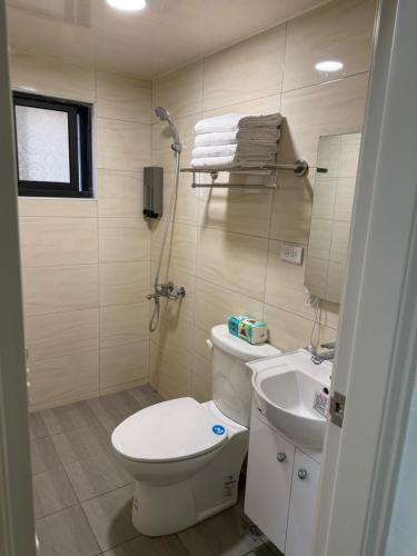 a bathroom with a toilet and a sink at Xianwang Homestay in Jincheng