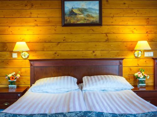 Posteľ alebo postele v izbe v ubytovaní Czarny Potok-klimatyczny hotel z basenem, jaccuzi i saunami
