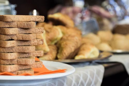 un plato de comida en una mesa con platos de comida en Archontiko Velousi, en Athamanía