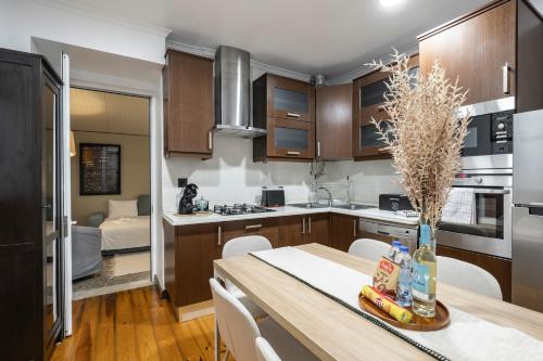 Cozy 3BR-Sleeps 8 wAC Patio Near Av Liberdade