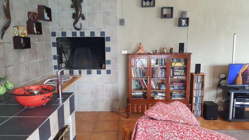 Televisyen dan/atau pusat hiburan di Copperpot Guesthouse