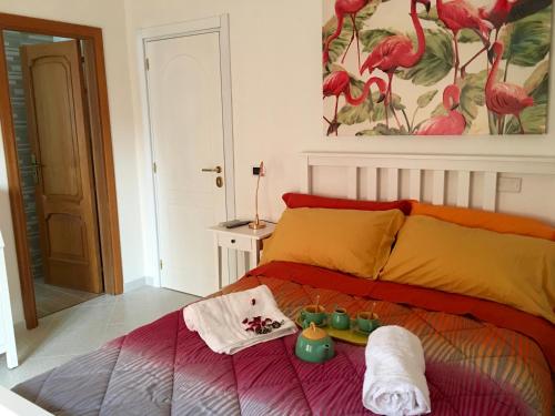 um quarto com uma cama com toalhas e brinquedos em Hibiscus em Taranto