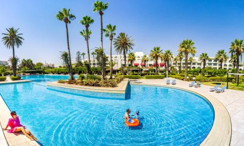 um grupo de pessoas numa piscina num resort em Hasdrubal Thalassa & Spa Port El Kantaoui em Port El Kantaoui